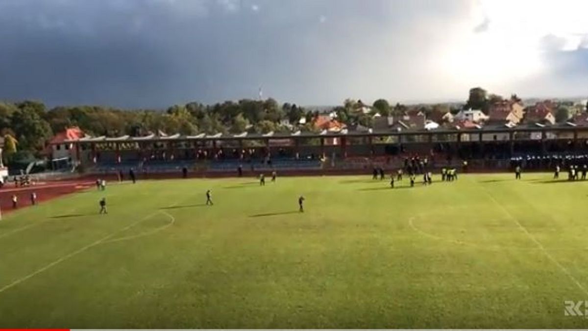 Zrzut ekranu z wideo z policją, która próbuje uspokoić kibiców podczas meczu Wisły Sandomierz z Koroną Kielce w Pucharze Polski