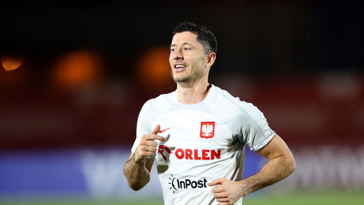 PAP/EPA / TOLGA BOZOGLU / Na zdjęciu: Robert Lewandowski