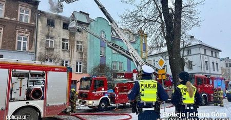 Policjanci ruszyli na ratunek. Szybka ewakuacja uratowała mieszkańców przed pożarem