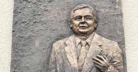 Tablica ku czci Lecha Kaczyńskiego w Sopocie