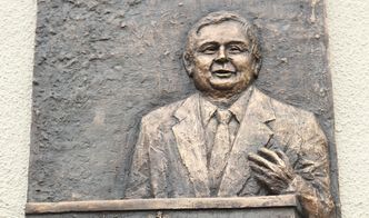 Tablica ku czci Lecha Kaczyńskiego w Sopocie