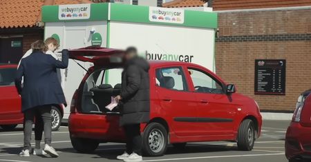 Chcieli sprzedać samochód. W środku była krew, lina i młotek