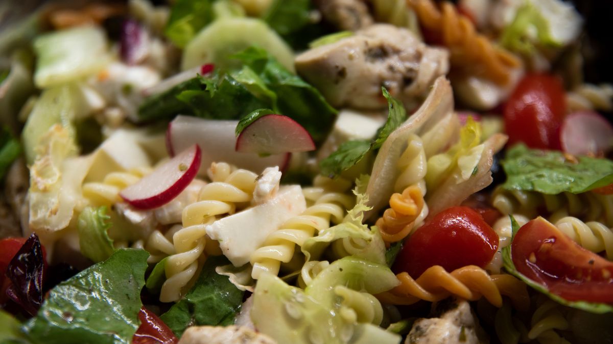 Sałatka niedzielna z kurczakiem i makaronem