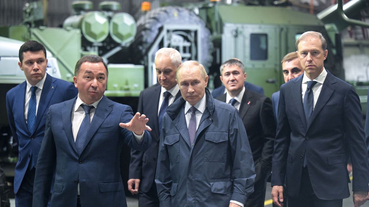 Russian President Vladimir Putinn (C), accompanied by Minister of Industry and Trade Anton Alikhanov (L), Technodinamika Director General Igor Nasenkov (2nd-L), Defence Minister Andrei Belousov (3d-L), Perm Territory Governor Dmitry Makhonin (3d-R), Presidential Aide and State Council Secretary Alexei Dyumin (2nd-R) and First Deputy Prime Minister Denis Manturov (R), tours the exhibition of weapons and military equipment as he visits the Motovilikha Plants defense enterprise in Perm, Russia, 19 September 2025. EPA/ALEXEI NIKOLSKY/SPUTNIK/KREMLIN POOL MANDATORY CREDIT Dostawca: PAP/EPA.