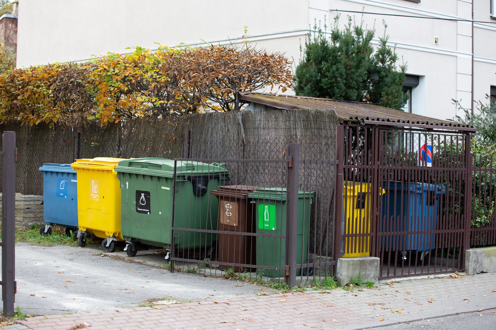 śmieci śmieciarka wywóz odpadów opłaty kontener śmietnik segregacja recykling