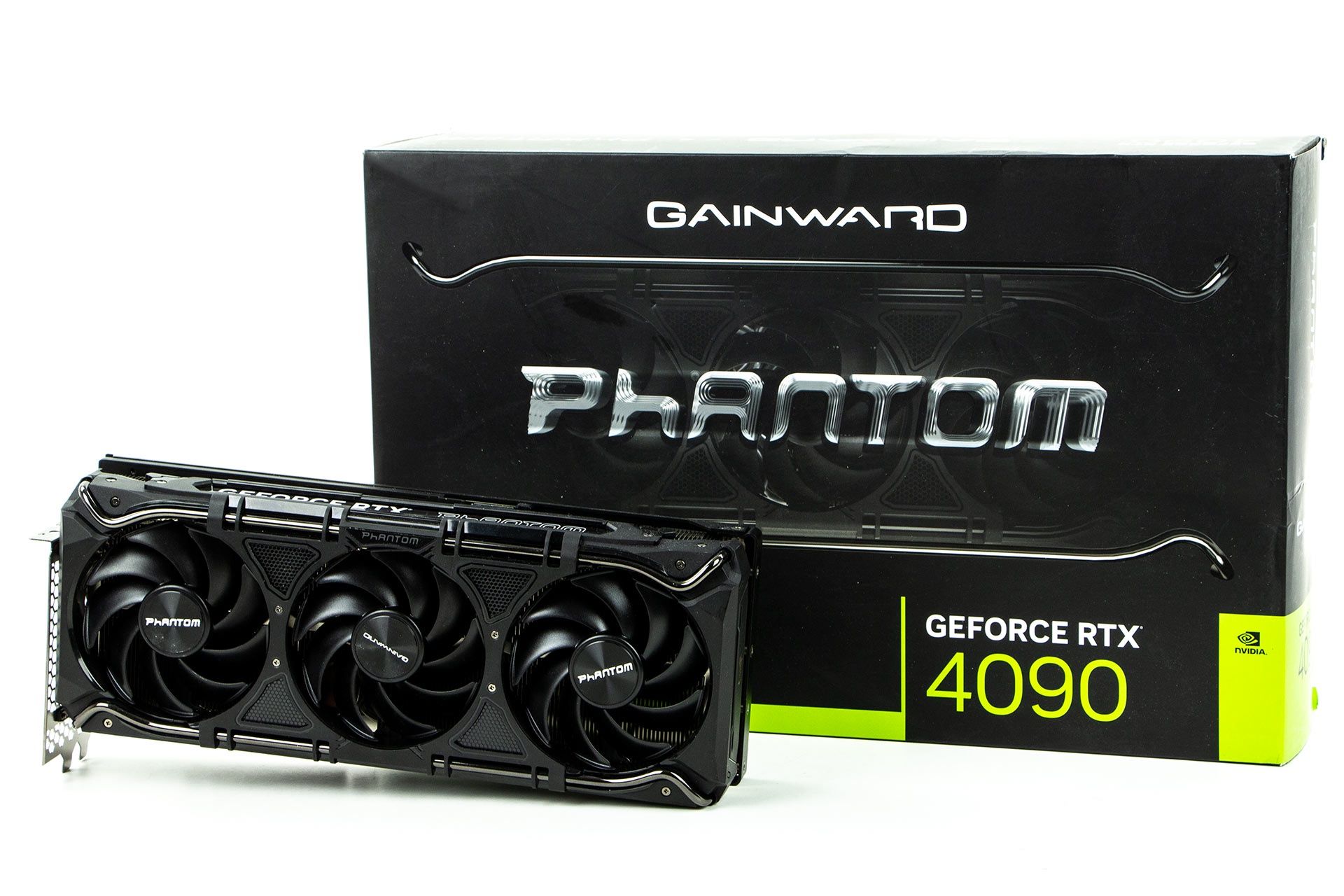 Gainward GeForce RTX 4090 Phantom GS - obok opakowania