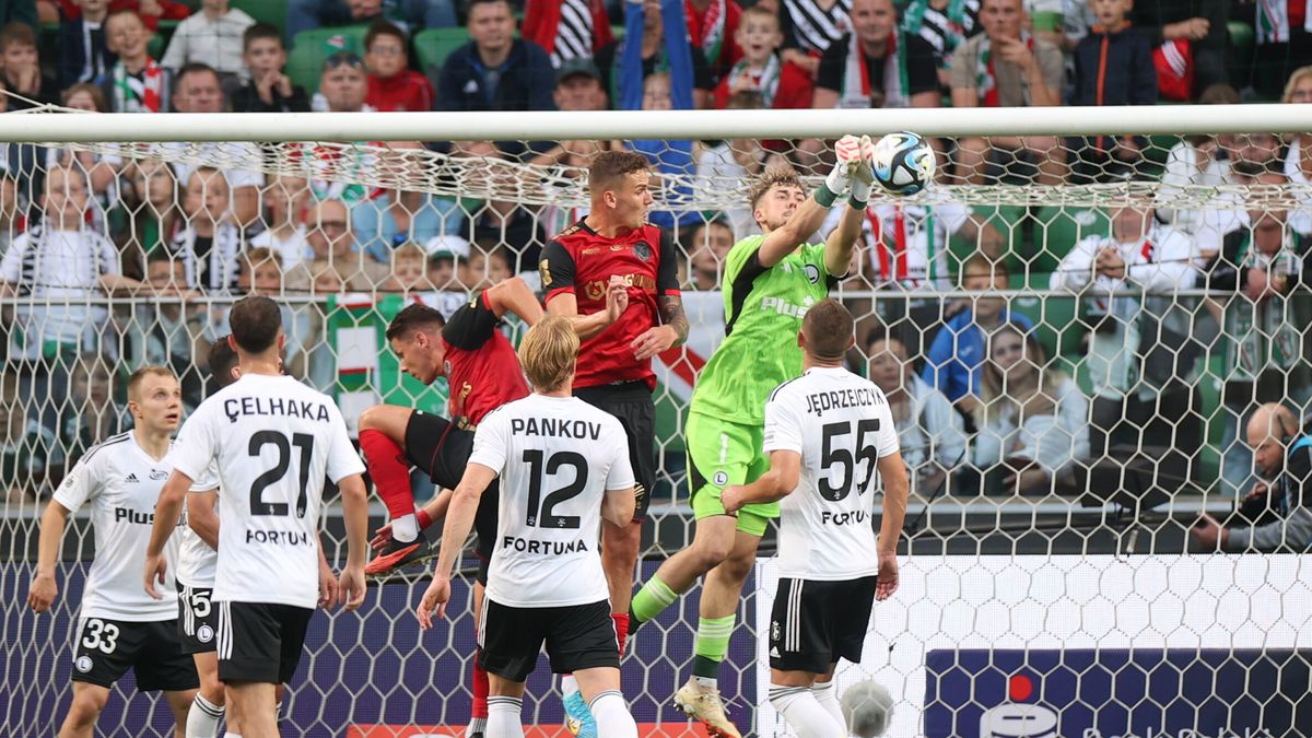 PAP / Leszek Szymański / Na zdjęciu: Kacper Tobiasz piąstkuje piłkę w meczu Legia - Górnik