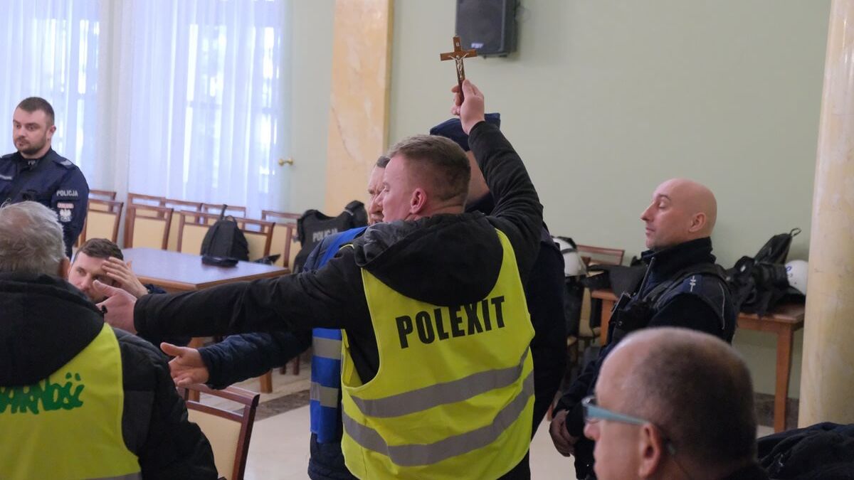 Rolnicy domagają się powrotu krzyża w sali kolumnowej Lubelskiego Urzędu Wojewódzkiego