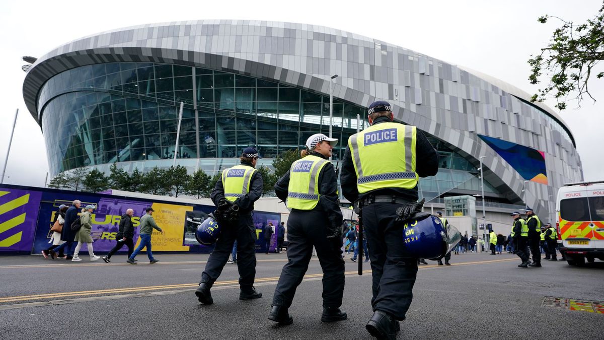 Getty Images / Photo by Zac Goodwin/PA Images via Getty Images / Na zdjęciu: policjanci przy Tottenham Hotspur Stadium