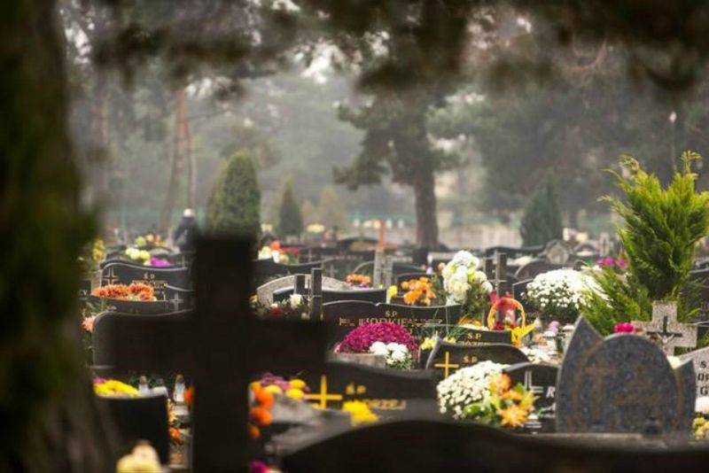 Pogrzeb ateistów w Polsce to nie lada problem. Księża nadal ich dyskryminują i zakazują wstępu na cmentarz