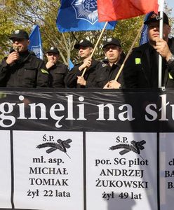 Mundurowi protestują przed gmachem Sejmu