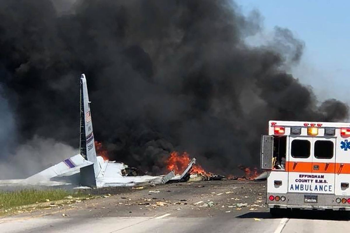 Katastrofa w USA. Wojskowy samolot runął na drogę