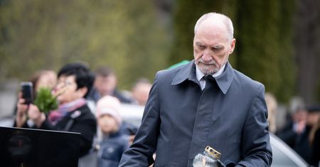 Minister obrony narodowej powołał zespół ds. komisji Macierewicza