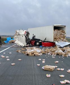 Zderzenie ciężarówek. Ładunek wypadł na drogę