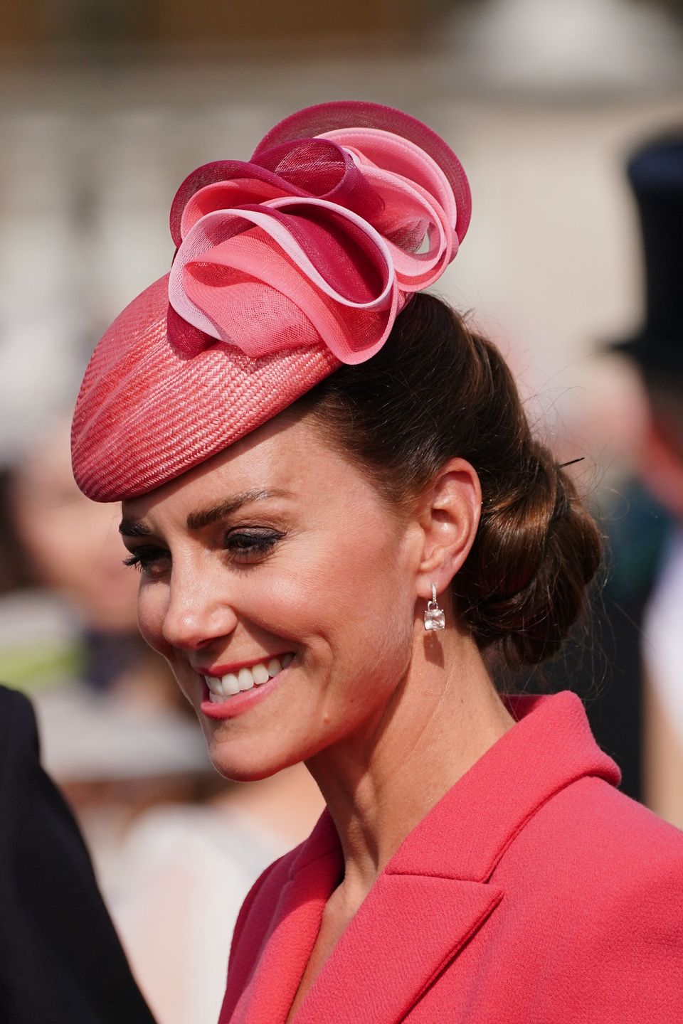 Księżna Kate w koralowej stylizacji na "Queen's Garden Party"