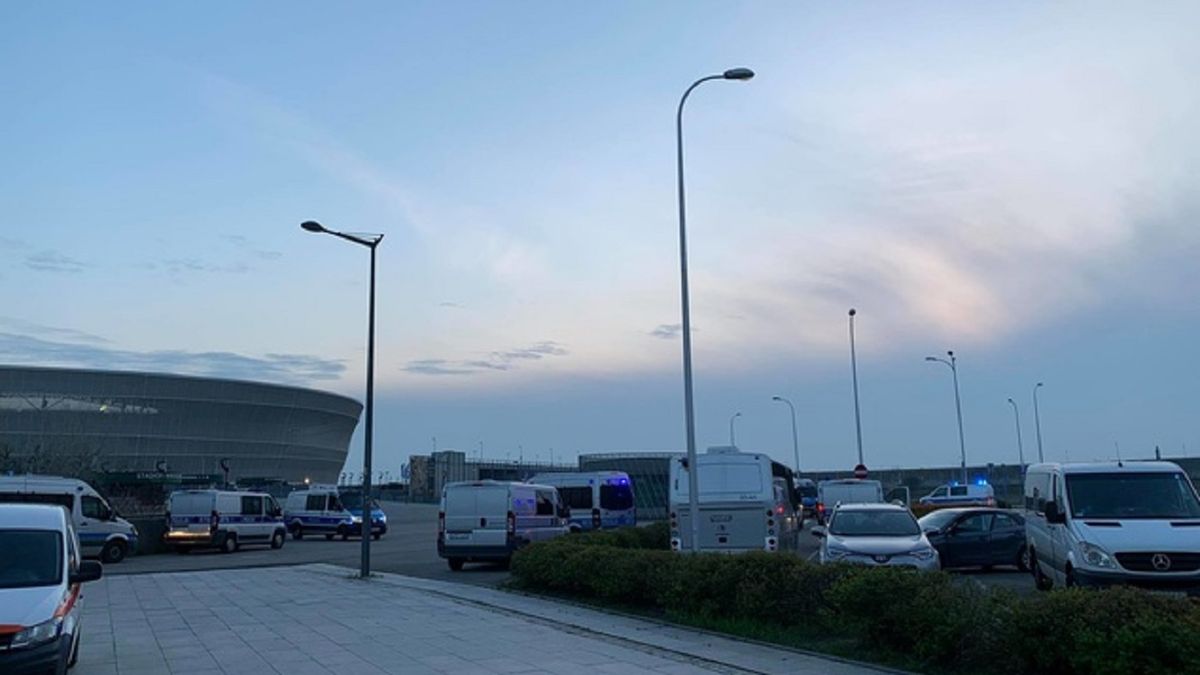 WP SportoweFakty / Łukasz Kuczera / Na zdjęciu: policja pod Stadion Wrocław