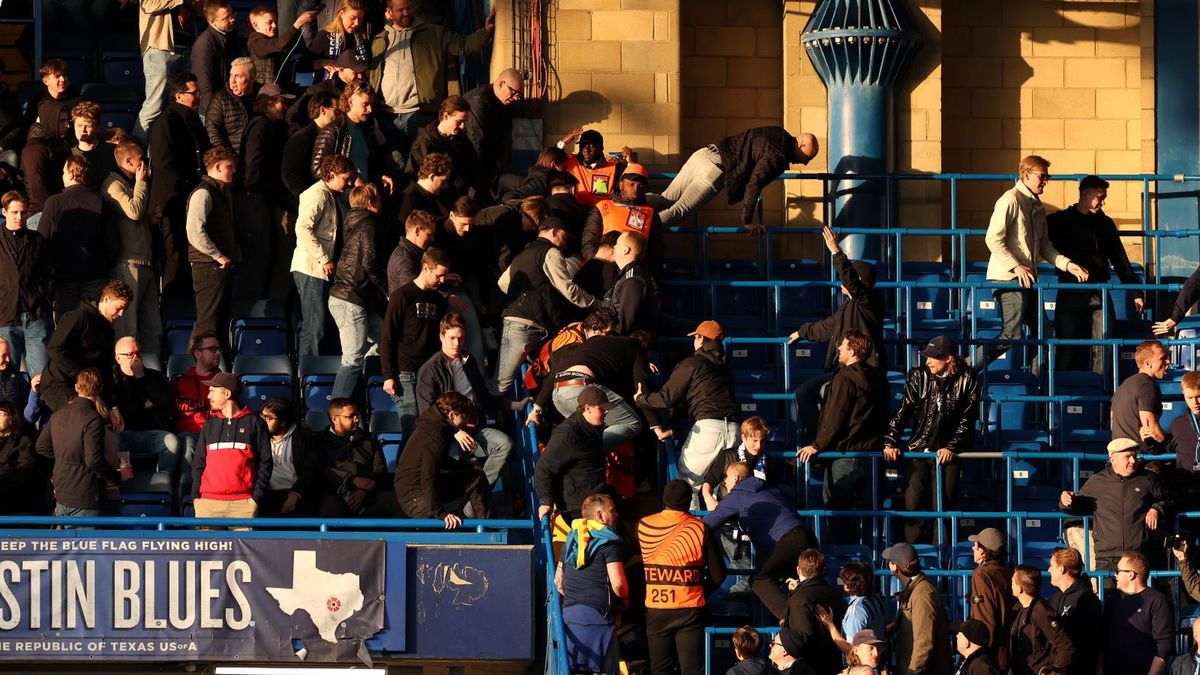Getty Images /  Warren Little/Getty Images / Kibice  Djurgardens IF przedzierają się do sektora gości na Stamford Bridge