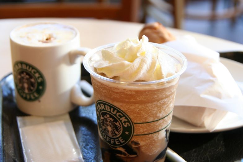 Produkty Starbucks możemy kupić nie tylko w kawiarniach, ale też w sklepach. Za sprzedaż odpowiada koncern Nestle