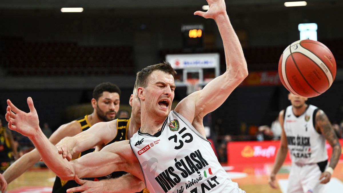 PAP / Adam Warżawa / Zawodnik Śląska Wrocław Jakub Nizioł (C) podczas drugiego meczu półfinałowego koszykarzy z Treflem Sopot