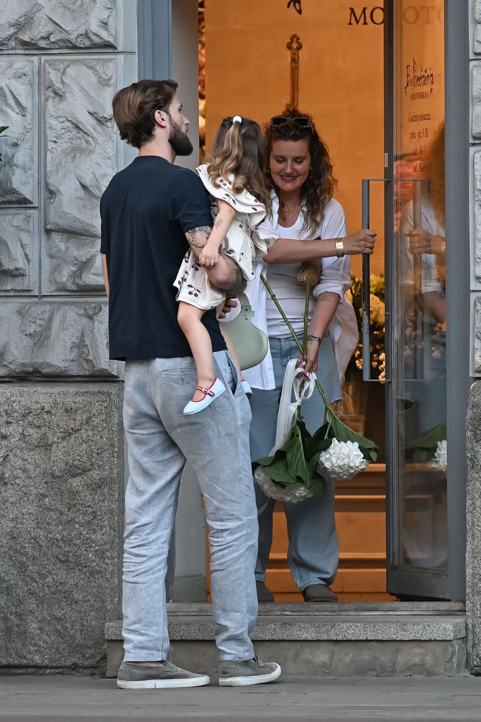 Zofia Zborowska i Andrzej Wrona sfotografowani z córką na mieści