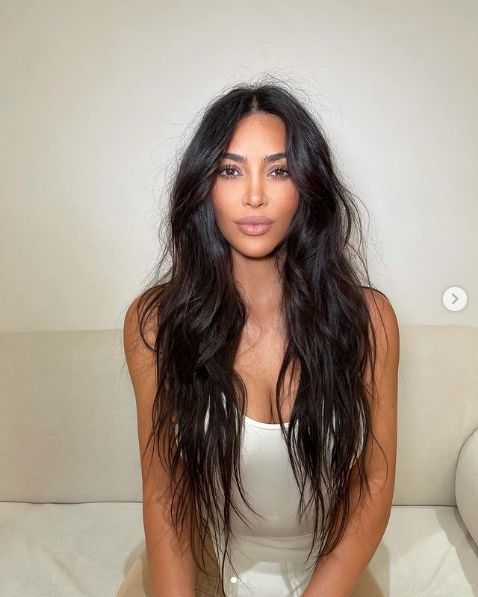 Kim Kardashian prezentuje słynne krągłości w bikini