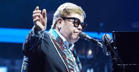 Elton John STRACIŁ GŁOS podczas koncertu! "Nie mogę śpiewać. Przepraszam"