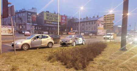 Jeden zatrzymał się na czerwonym świetle, drugiego to zaskoczyło. Utrudnienia w centrum Lublina [ZDJĘCIA]
