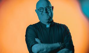 Ksiądz DJ przyjedzie do Polski. Padre Guilherme zagra w Walentynki