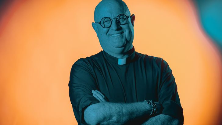 Ksiądz DJ przyjedzie do Polski. Padre Guilherme zagra w Walentynki