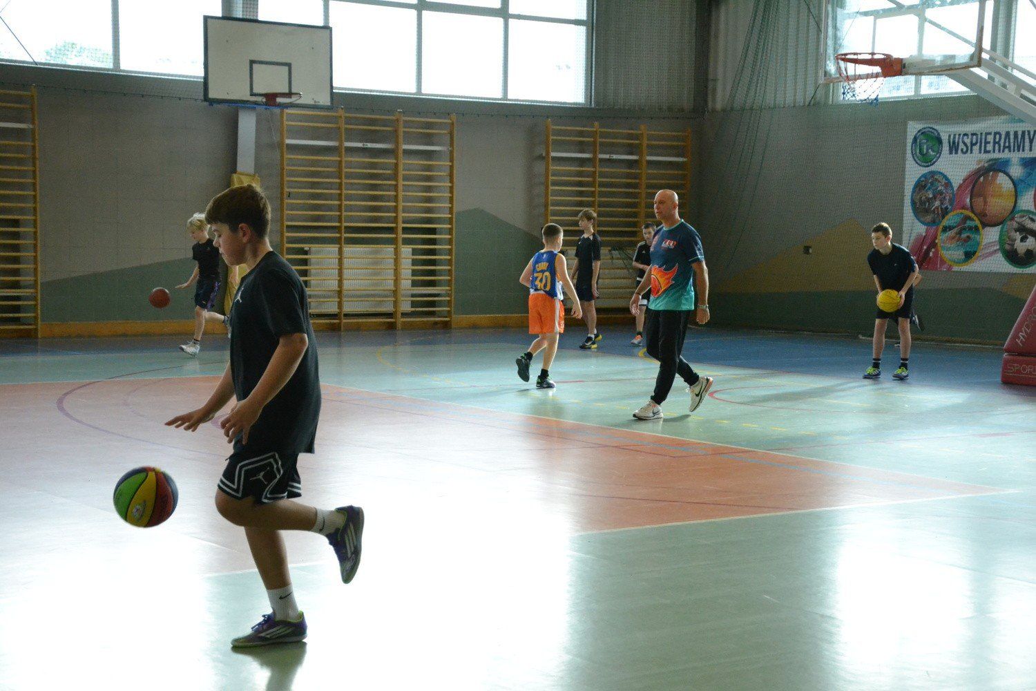 Trening koszykówki w &#34;Dwójce&#34; z Tomaszem Andrzejewskim