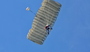 Elbląg. Spadochroniarz wylądował na boisku podczas meczu