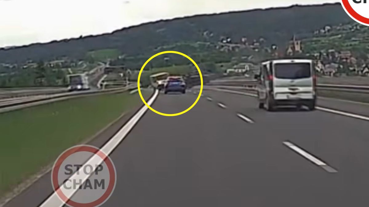 Obróciło busa z przyczepką.