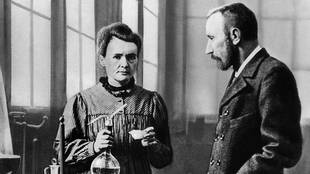 Pierre And Marie Curie
(Eingeschränkte Rechte für bestimmte redaktionelle Kunden in Deutschland. Limited rights for specific editorial clients in Germany.) Polish-French physicist Marie Curie (1867 - 1934) working in a laboratory with her husband, Pierre, 1896. Curie, Marie *07.11.1867-04.07.1934+(geb. Maria Sklodowska)Wissenschaftlerin, Physikerin, Chemikerin, Polen/Frankreich; Nobelpreistraegerin- mit ihrem Mann Pierre Curie bei der Arbeit im Labor- 1896Ausschnitt aus Bild #29574 (Photo by ullstein bild/ullstein bild via Getty Images)
ullstein bild Dtl.