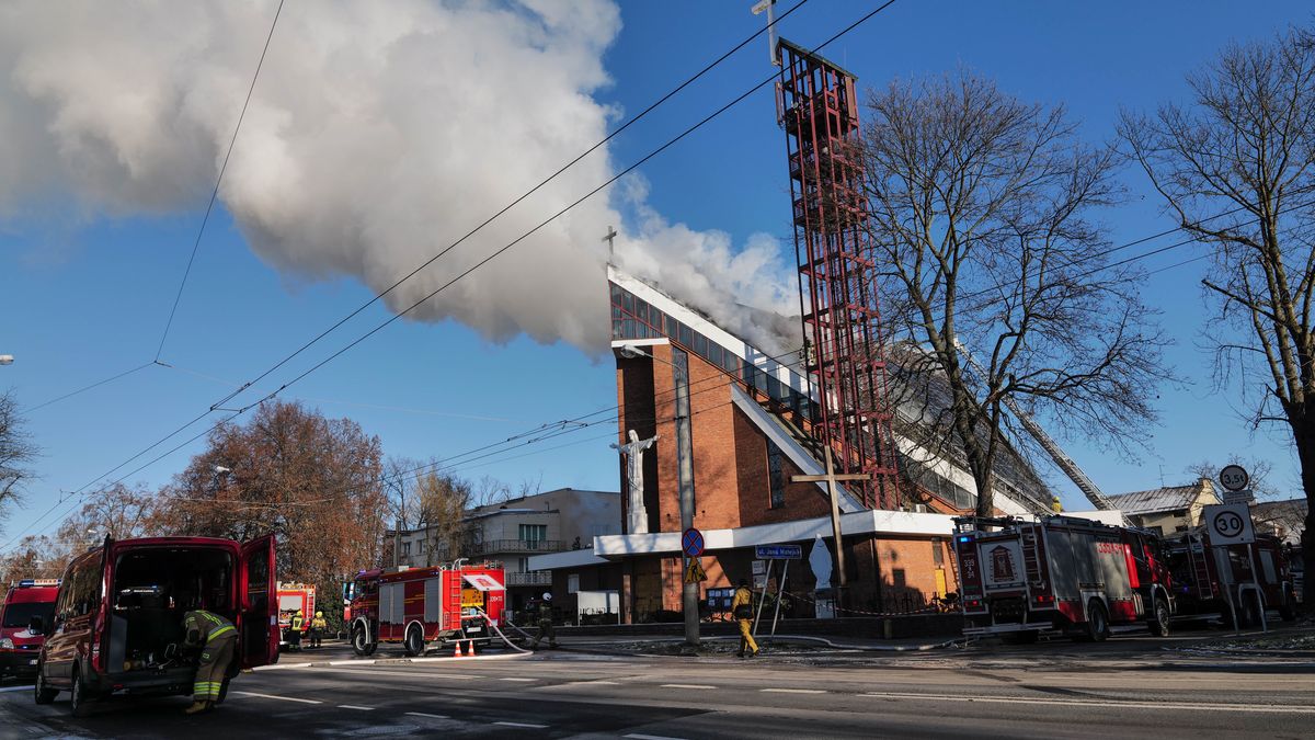 Lublin, 25.12.2025. Pożar poddasza kościoła pw. Najświętszego Serca Pana Jezusa przy ul. Władysława Kunickiego w Lublinie, 25 bm. (aldg) PAP/Karol Zienkiewicz***Do tego materiału zdjęciowego dostępna jest również depesza w systemie CSI, pt.: Lublin/ Pożar poddasza kościoła przy ul. Kunickiego***
