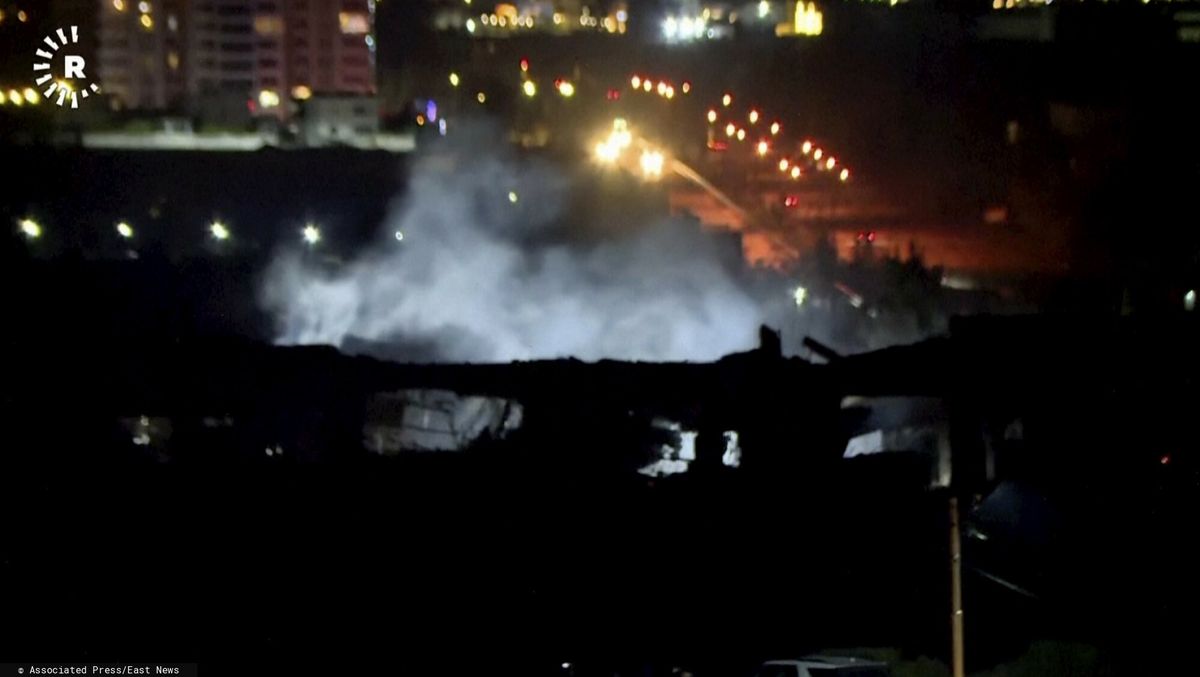 Dym unoszący się z budynku trafionego w wyniku ataku w Irbilu w Iraku. Screen wideo dostarczonego przez Rudaw TV 