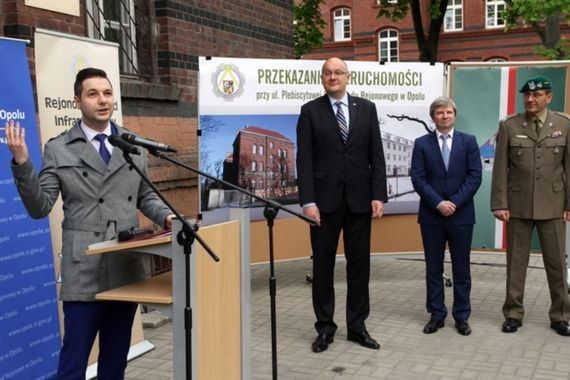 Wiceminister Jaki zażądał od ratusza wydania dokumentów reprywatyzacyjnych. Urzędnicy odmówili