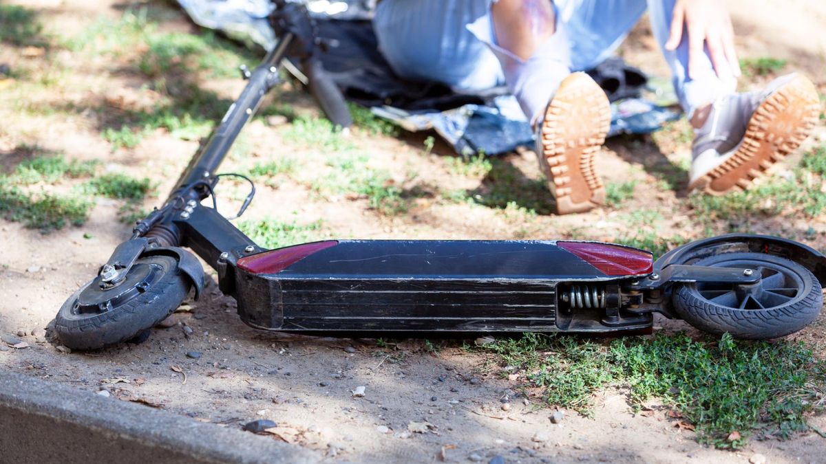 Coraz więcej ciężkich urazów po wypadkach na hulajnogach. Chirurg ostrzega