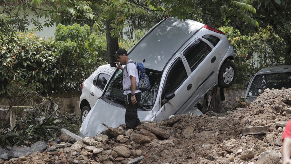At least 38 dead in floods outside Rio de Janeiroepa09763049 People walk amid damages caused by the heavy rains that affect the city of Petropolis, RJ, Brazil, 16 February 2022. At least 38 people have died in Petropolis in floods following heavy rains.  EPA/Antonio Lacerda Dostawca: PAP/EPA.Antonio Lacerda