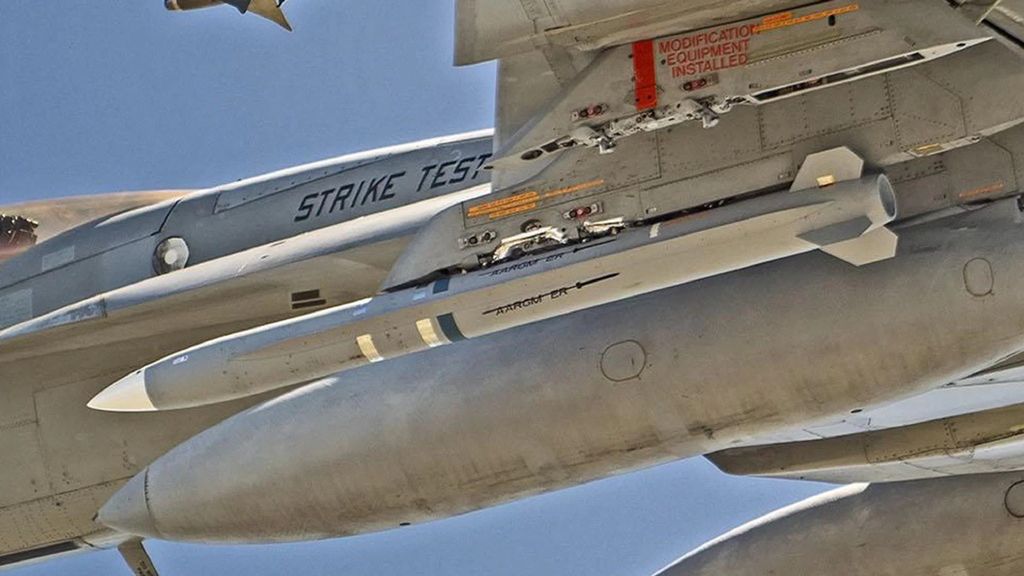 Pocisk AGM-88G AARGM-ER pod skrzydłem F/A-18