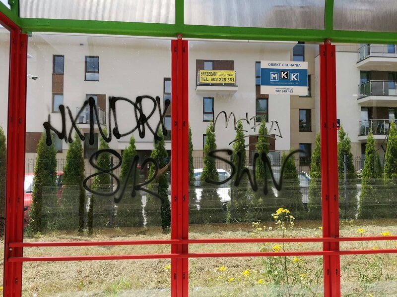 wiata przystankowa pomalowana graffiti