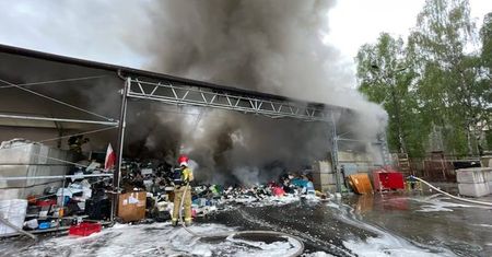 Pożar hali w Gliwicach. Ważny apel strażaków