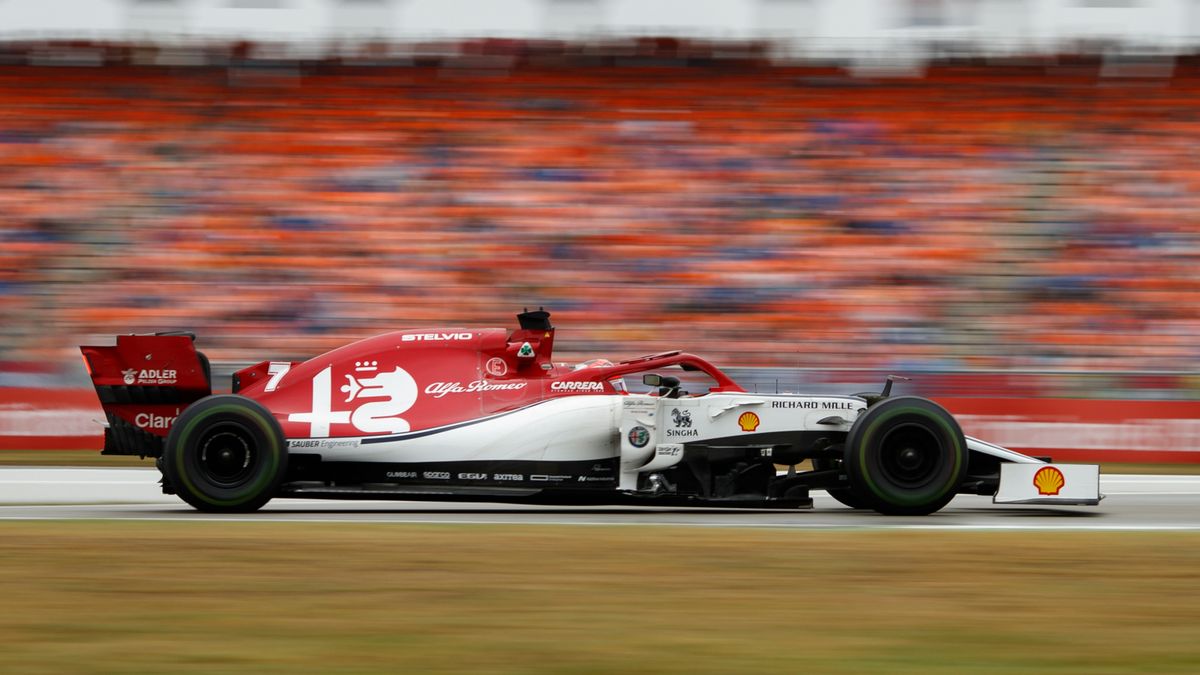 Na zdjęciu bolid Alfy Romeo z Kimi Raikkonenem w kokpicie