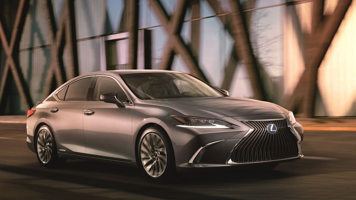 Samochód wygląda elegancko i wydaje się nieco bardziej stonowany niż inne modele Lexusa.