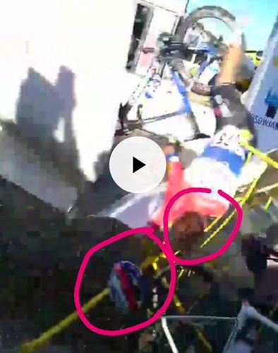 Jakobsen wpadł w barierki, przeleciał przez nie i spadając w dół z jego głowy spadł kask. Fot. twitter.com/Arczibaldo1