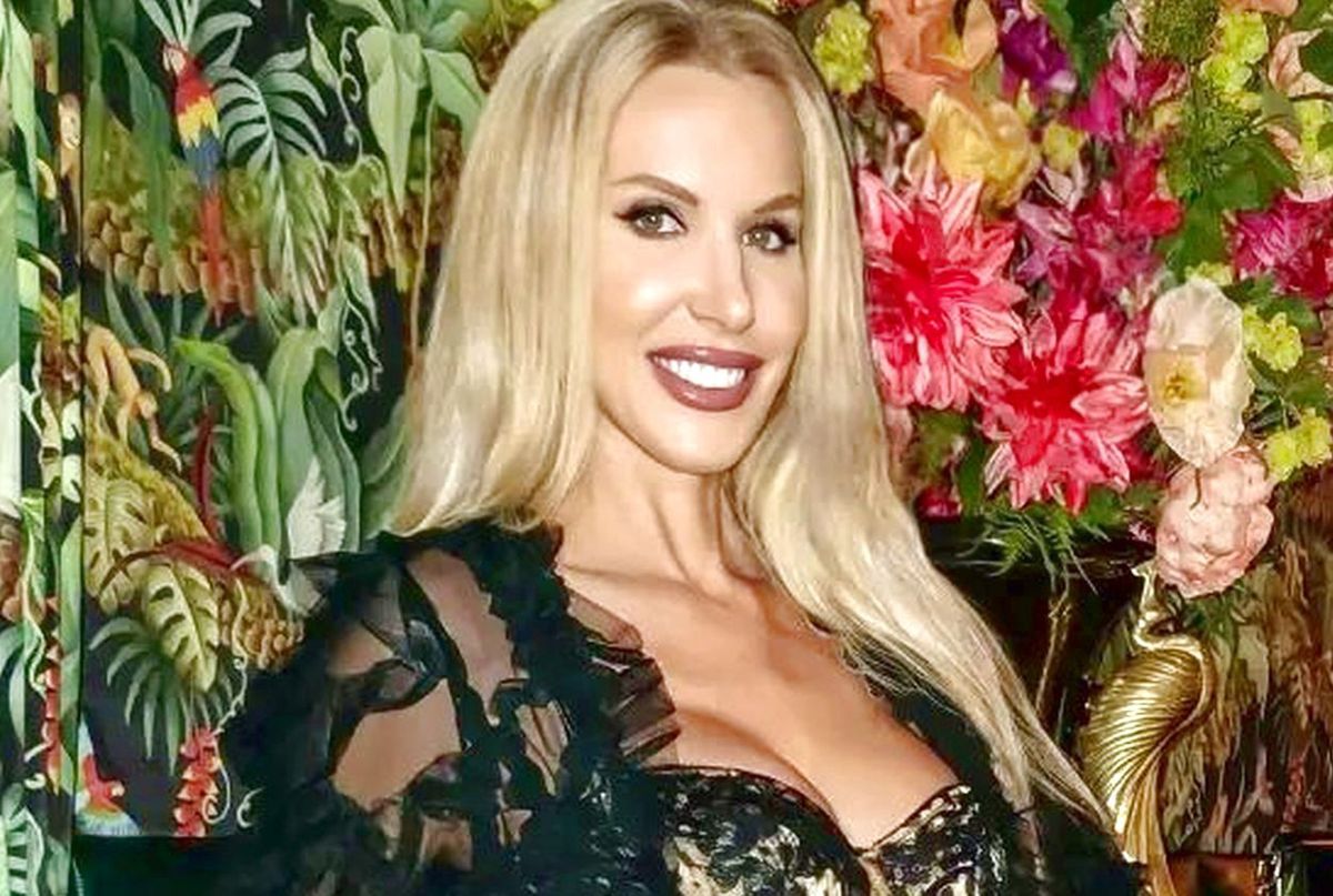 50letnia GlamKurp pozuje w mikrobikini. Materiał z trudem zakrywa biust WP Gwiazdy