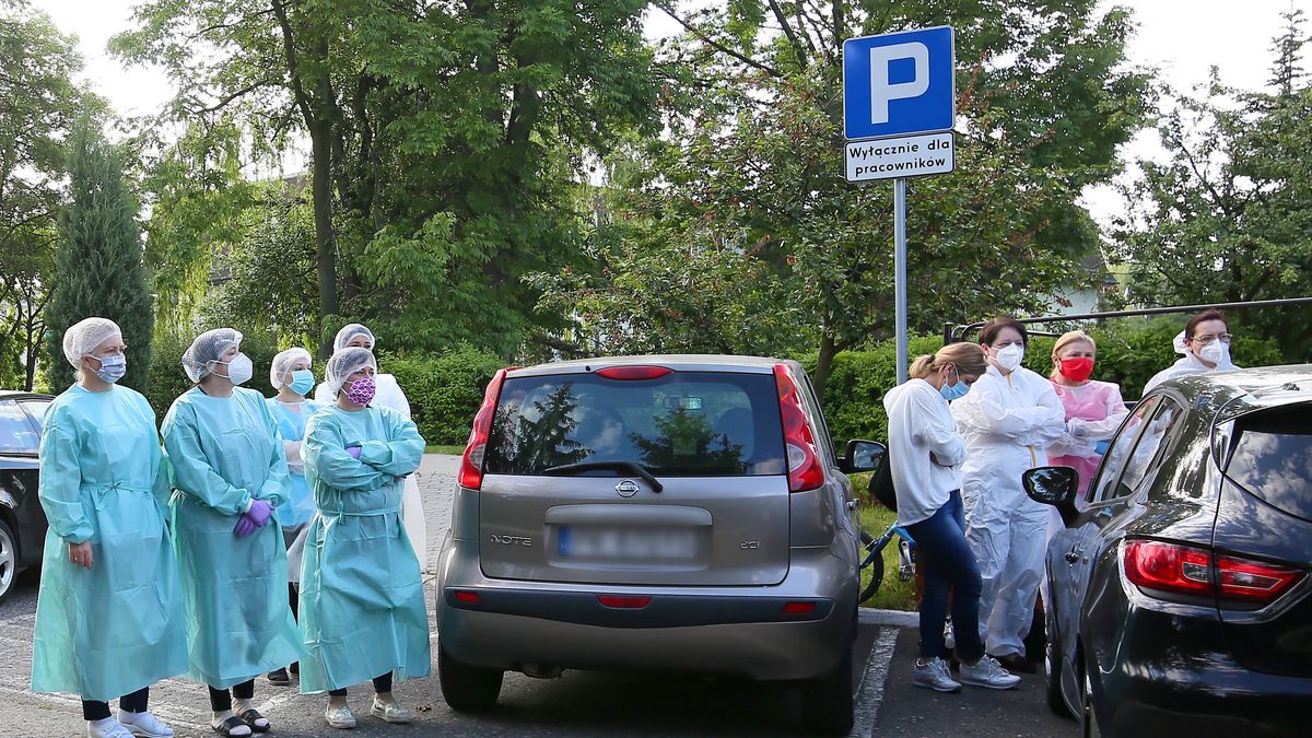 Protest przed Domem Opieki Społecznej w Kaliszu