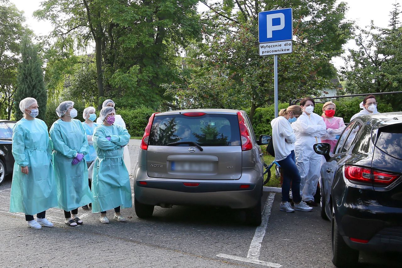 Koronawirus w Kaliszu. Protest przed bramą DPS-u