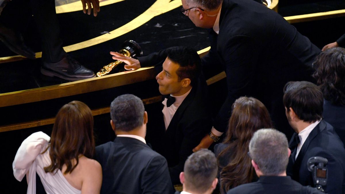 Oscary 2019: Rami Malek odebrał nagrodę i spadł ze sceny