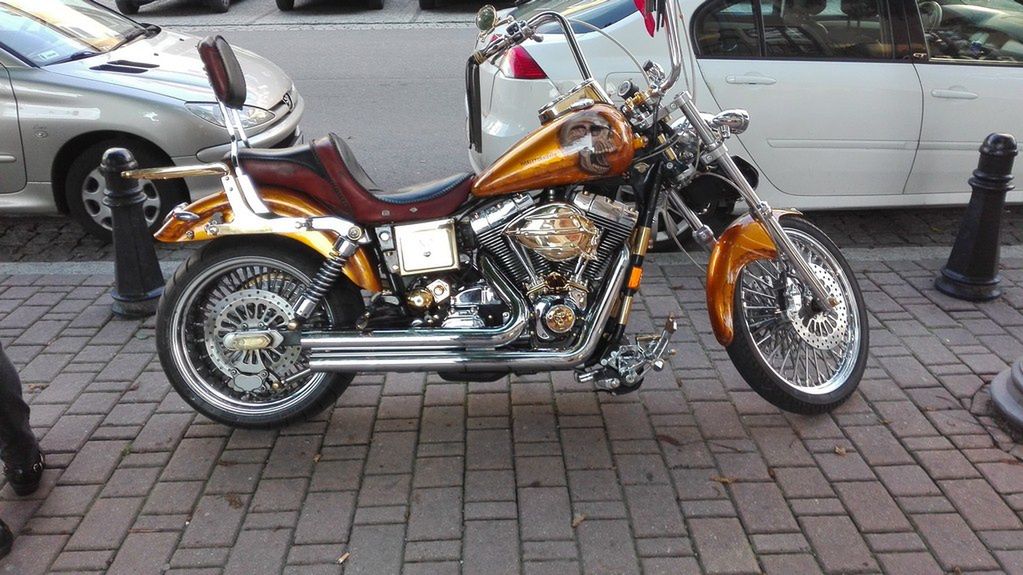 Motocyklista zjechał na pobocze po czym uderzył w stojący znak drogowy