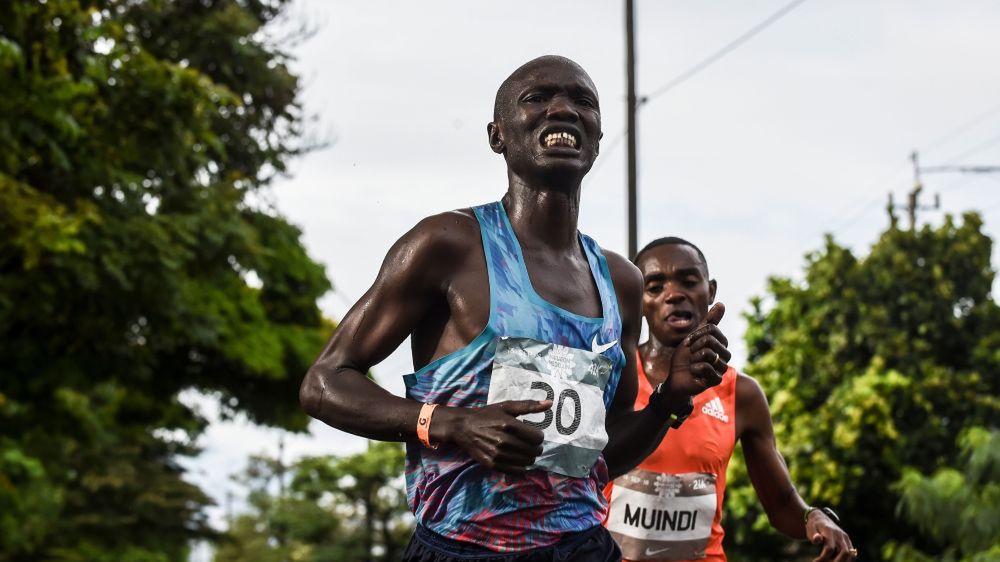 Kenijczyk Joseph Kiprono (na pierwszym planie) podczas półmaratonu w Medellin